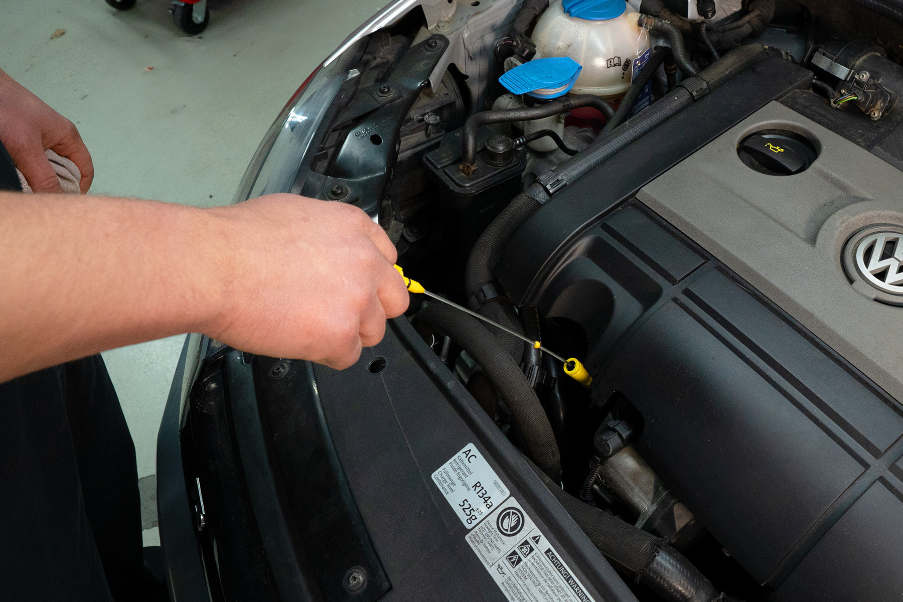 Öl prüfen beim Auswintern des Saisonautos